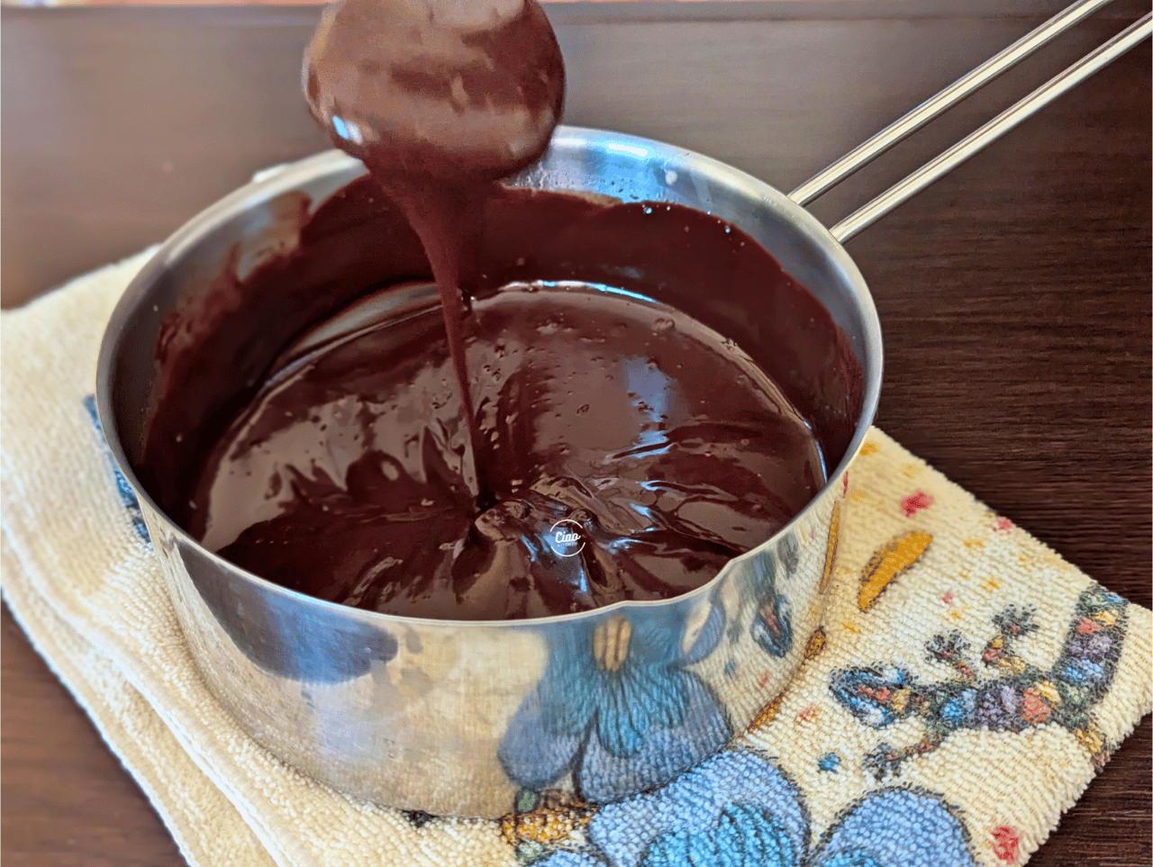 Pripremljen ganache u šerpi, Ready ganache in a pot