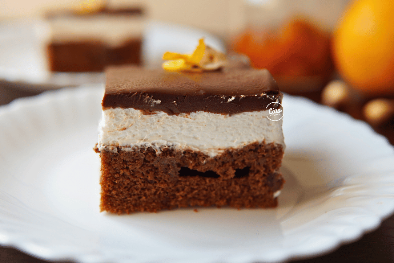 Maskarpone kolač na belom tanjiru, Mascarpone cake on a white plate