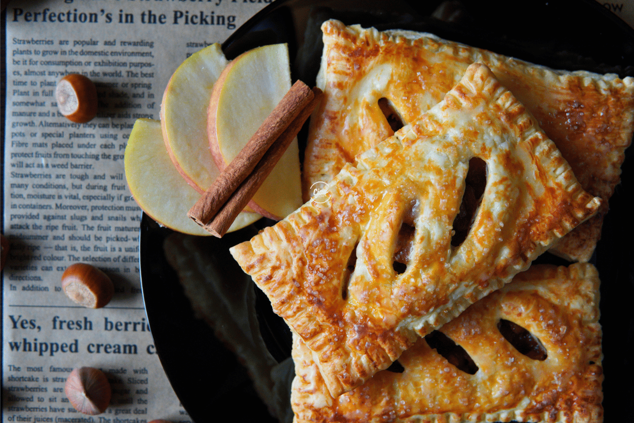 Pita sa jabukama na crnom tanjiru sa štapićem cimeta i jabukom, Apple pie on black plate with cinnamon stick and apple