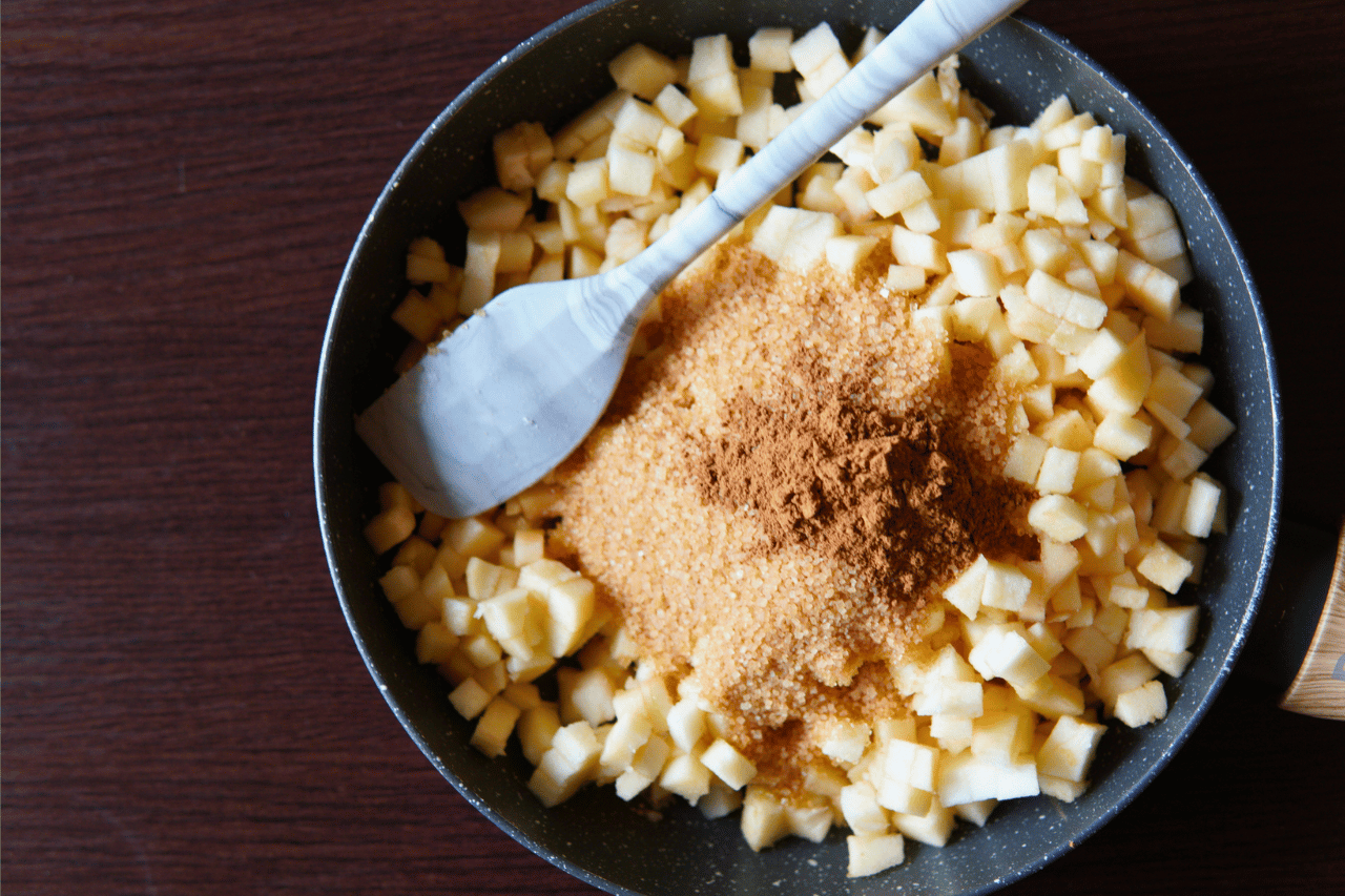 Seckana jabuka, šećer i cimet u tiganju, Chopped apple with sugar and cinnamon in a pan 