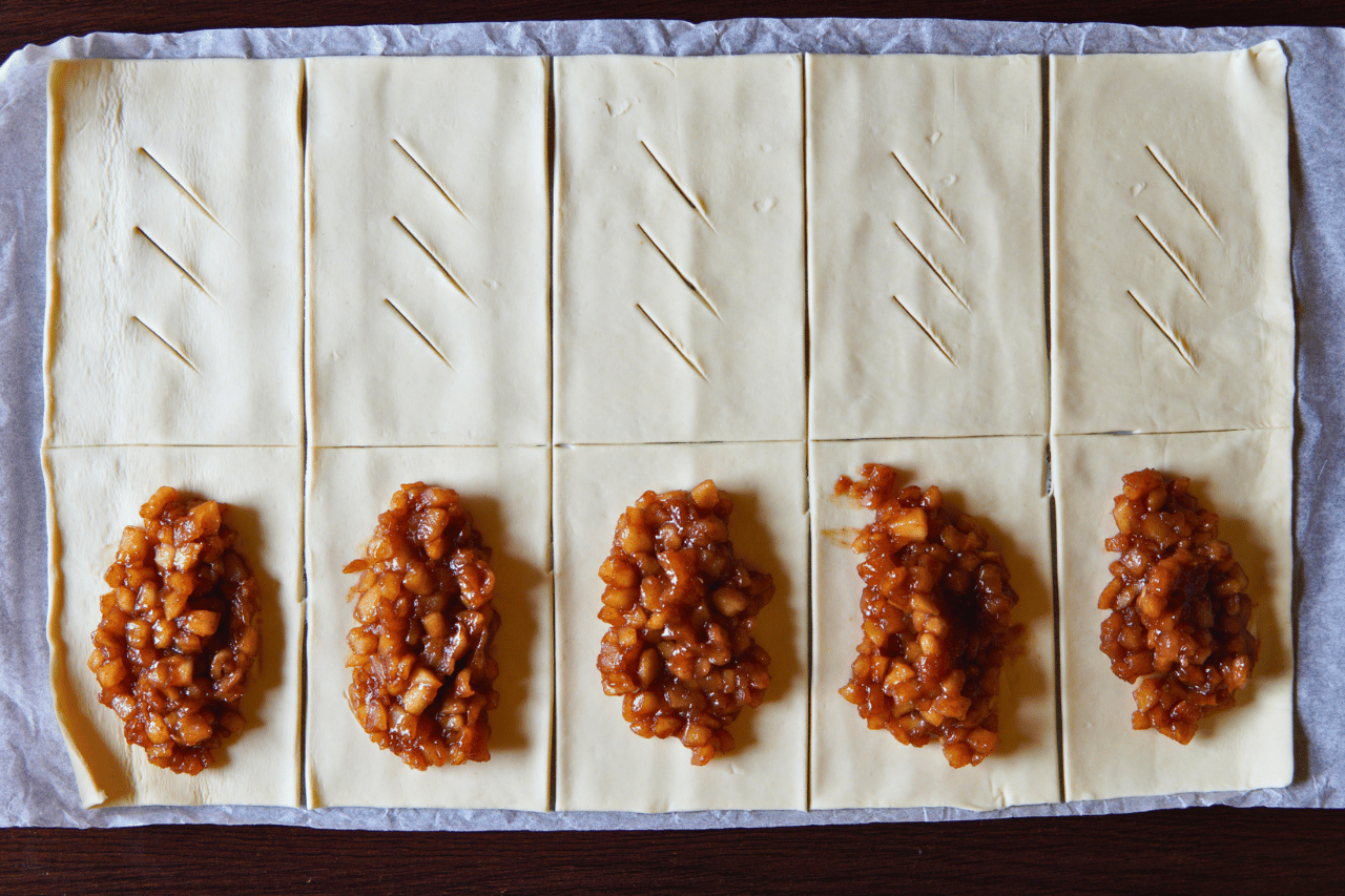 Lisnato testo sa punjenjem od jabuke, Puff pastry with apple filling