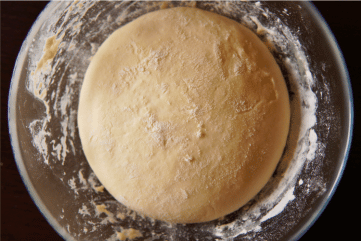 Umeseno testo u staklenoj ciniji, Kneaded dough in a glass bowl