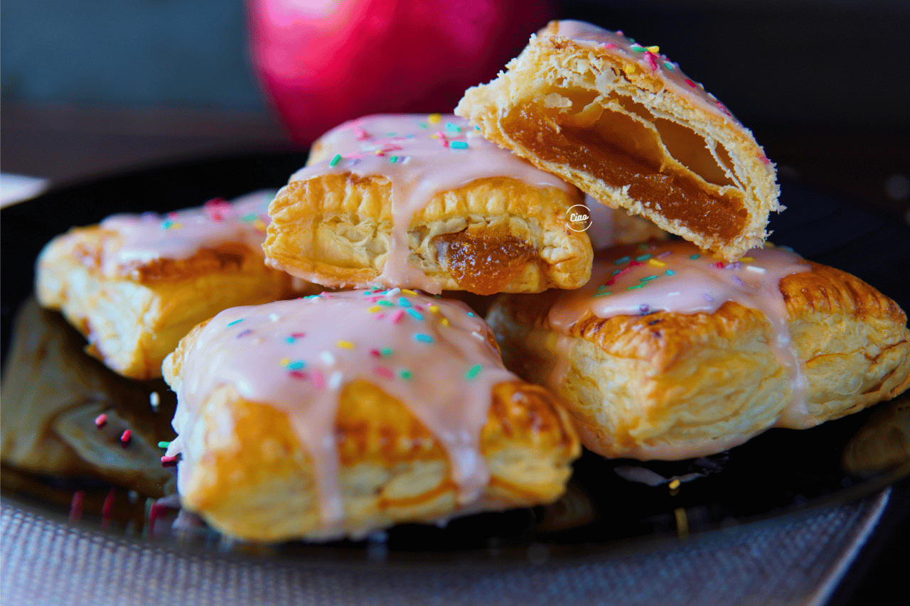 Pop Tarts sa marmeladom od kajsija na tanjiru, Pop Tarts with apricot marmelade on plate