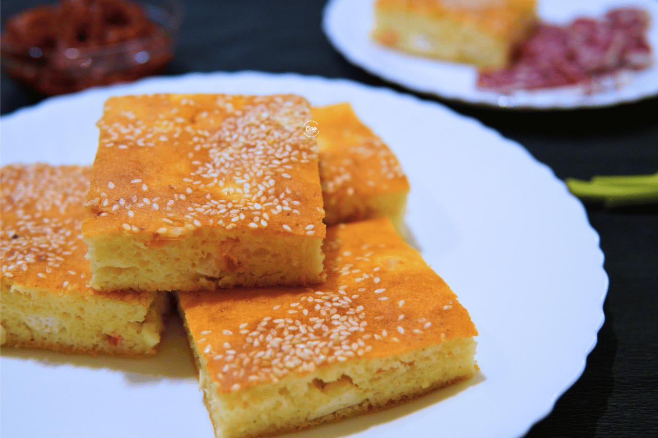 Proja sa sirom i paprikom na belom tanjiru, Cornbread with milk cheese and pepper