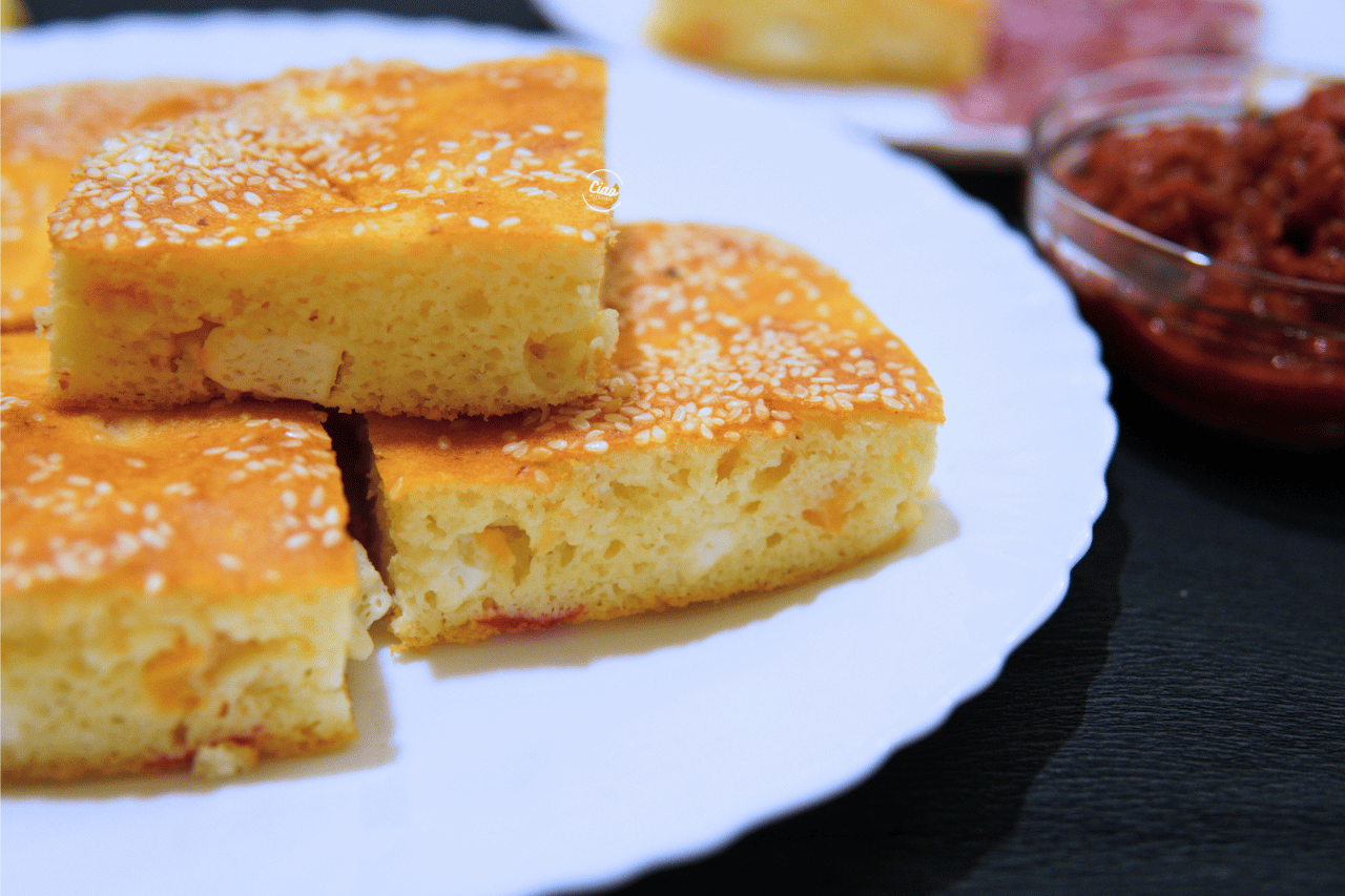 Proja sa sirom i paprikom na belom tanjiru, Cornbread with milk cheese and pepper