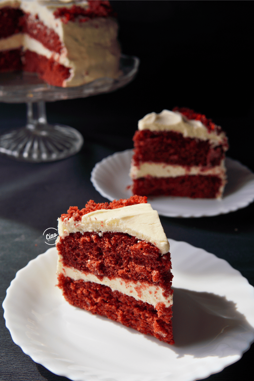 Dva parčeta torte na belim tanjirima, Two slices of cake on white plates