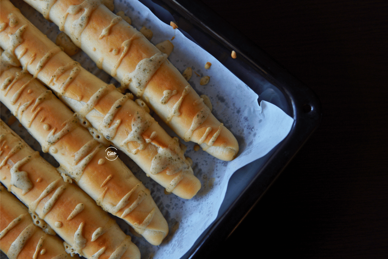 Pečeni štapići sa prelivom od belog luka i peršuna u plehu, Baked sticks with garlic and parsley dressing in a tray