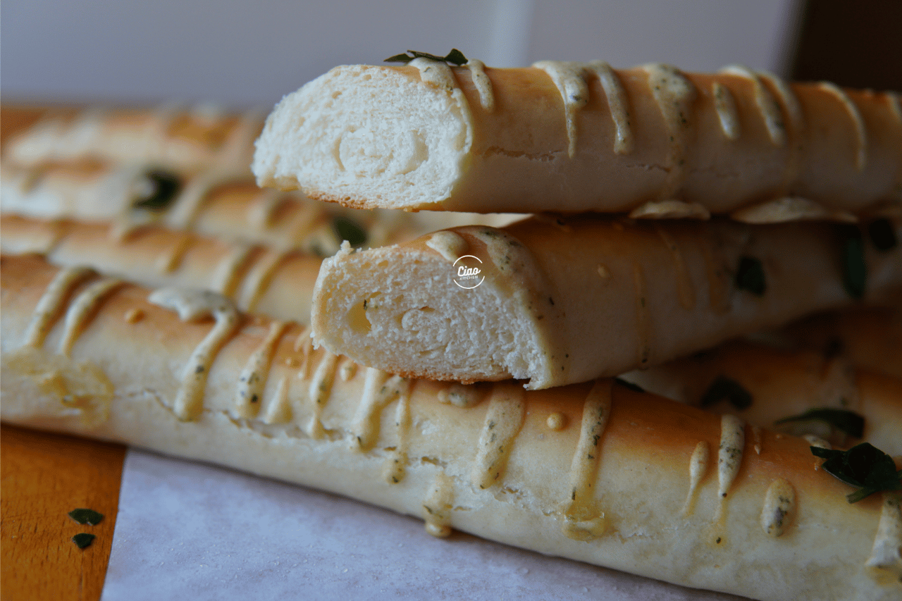 Štapići sa prelivom od belog luka i peršuna presečene na pola, Sticks with garlic and parsley dressing cut in half