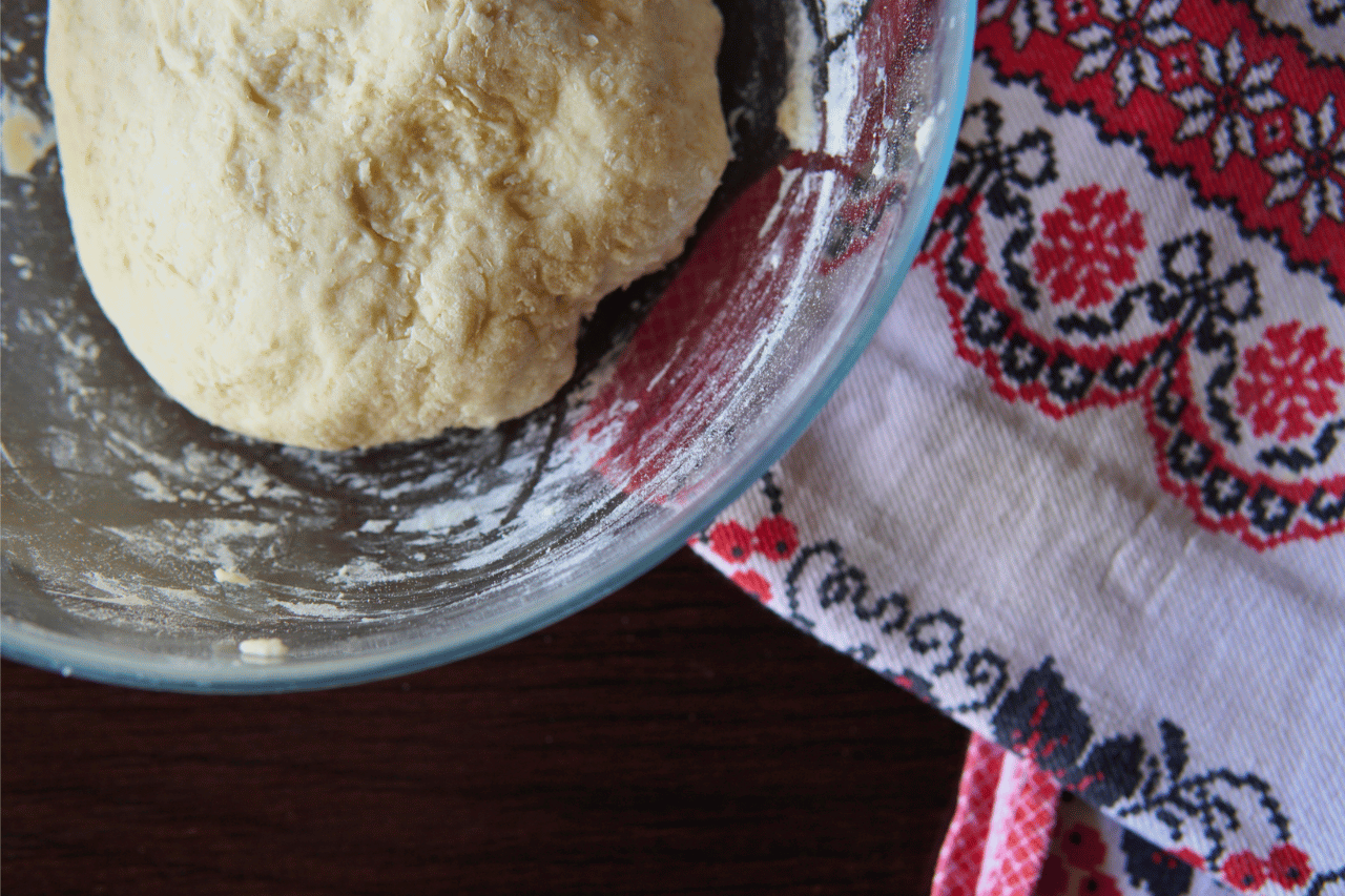 Testo u staklenoj činiji, Dough in glass bowl