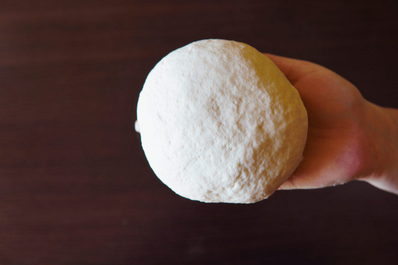 Ruka koja drži testo, Hand holding dough