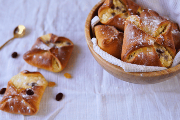 Buhtle sa marmeladom od kajsija na tanjiru, Sweet yeast buns with apricot filling on a plate