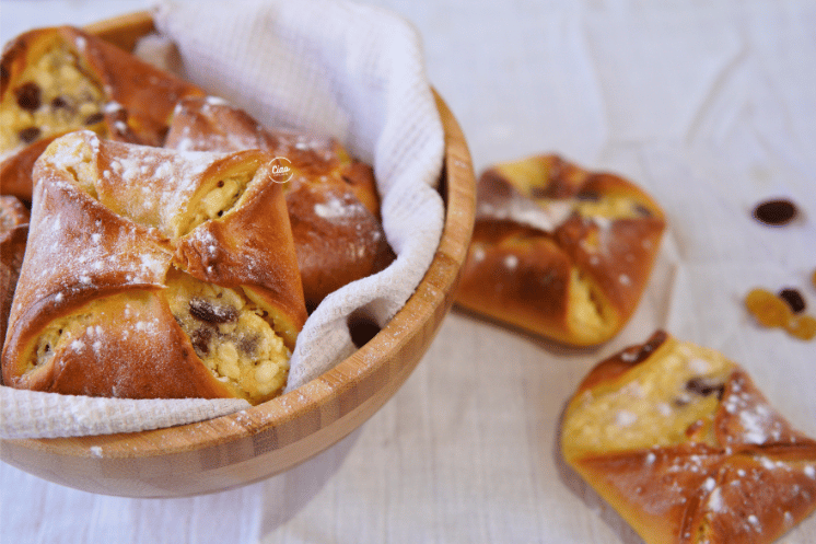 Buhtle sa marmeladom od kajsija na tanjiru, Sweet yeast buns with apricot filling on a plate