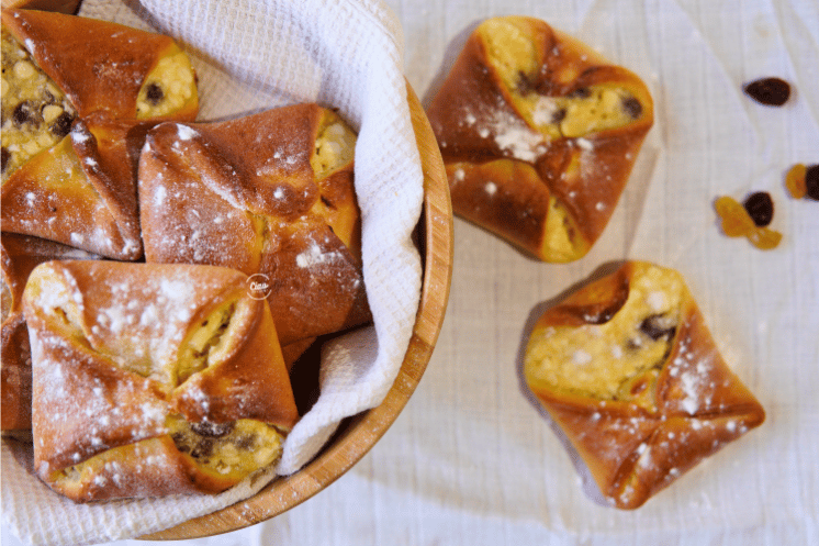 Buhtle sa marmeladom od kajsija na tanjiru, Sweet yeast buns with apricot filling on a plate