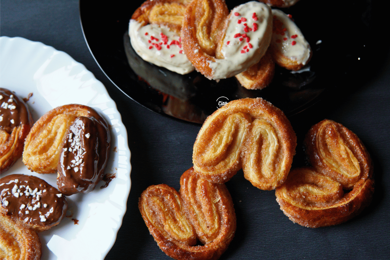 Palmiers kolači polovinom umočeni u belu čokoladu sa crvenim šećerom i mlečnu čokoladu sa belim šećerom, Palmiers half dipped in white chocolate with red sugar and half dipped in milk chocolate with white sugar