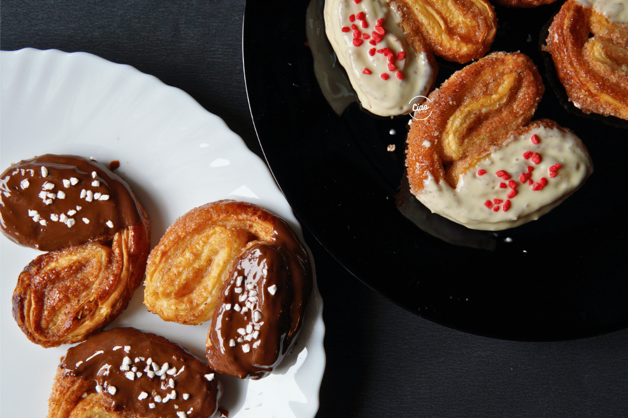 Palmiers kolači polovinom umočeni u belu čokoladu sa crvenim šećerom i mlečnu čokoladu sa belim šećerom, Palmiers half dipped in white chocolate with red sugar and half dipped in milk chocolate with white sugar