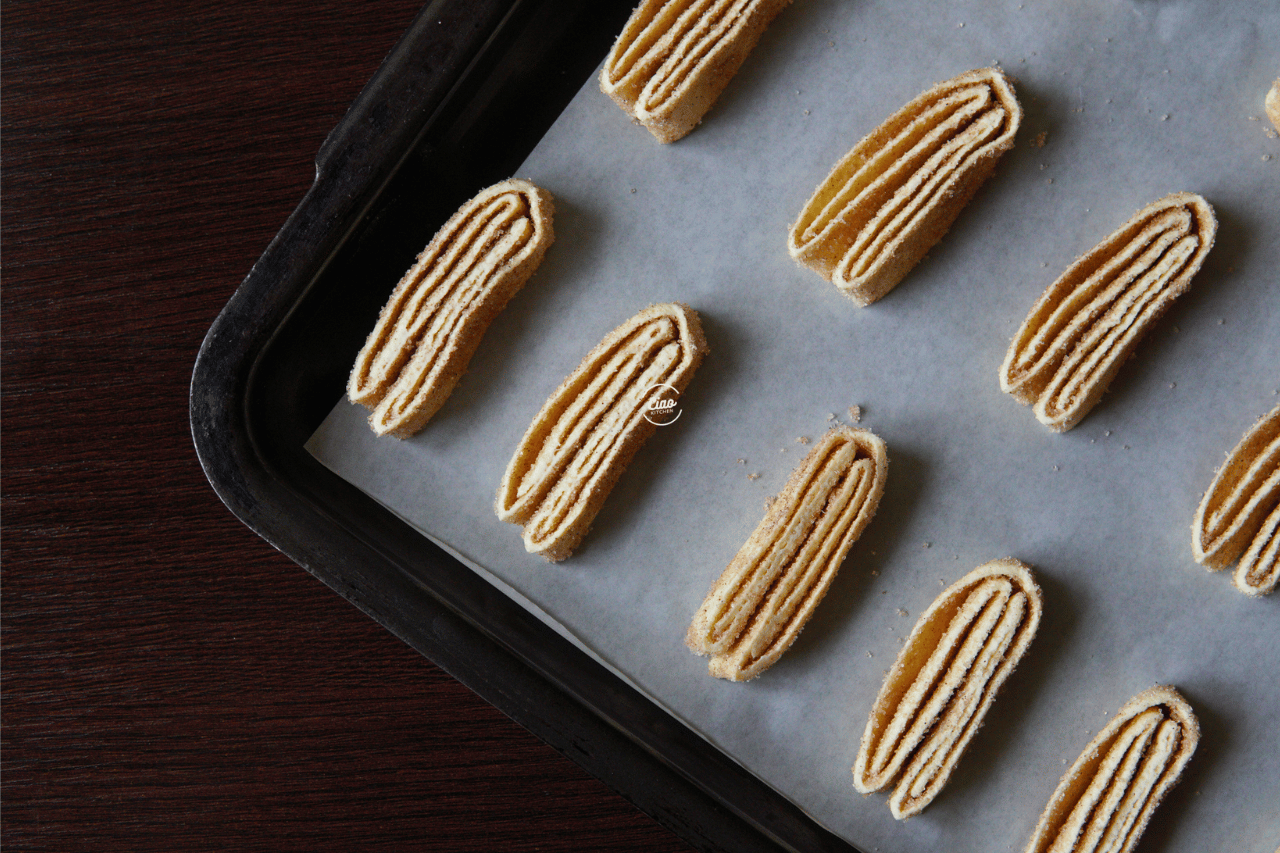 Isečeno lisnato testo na plehu, Cut puff pastry on tray