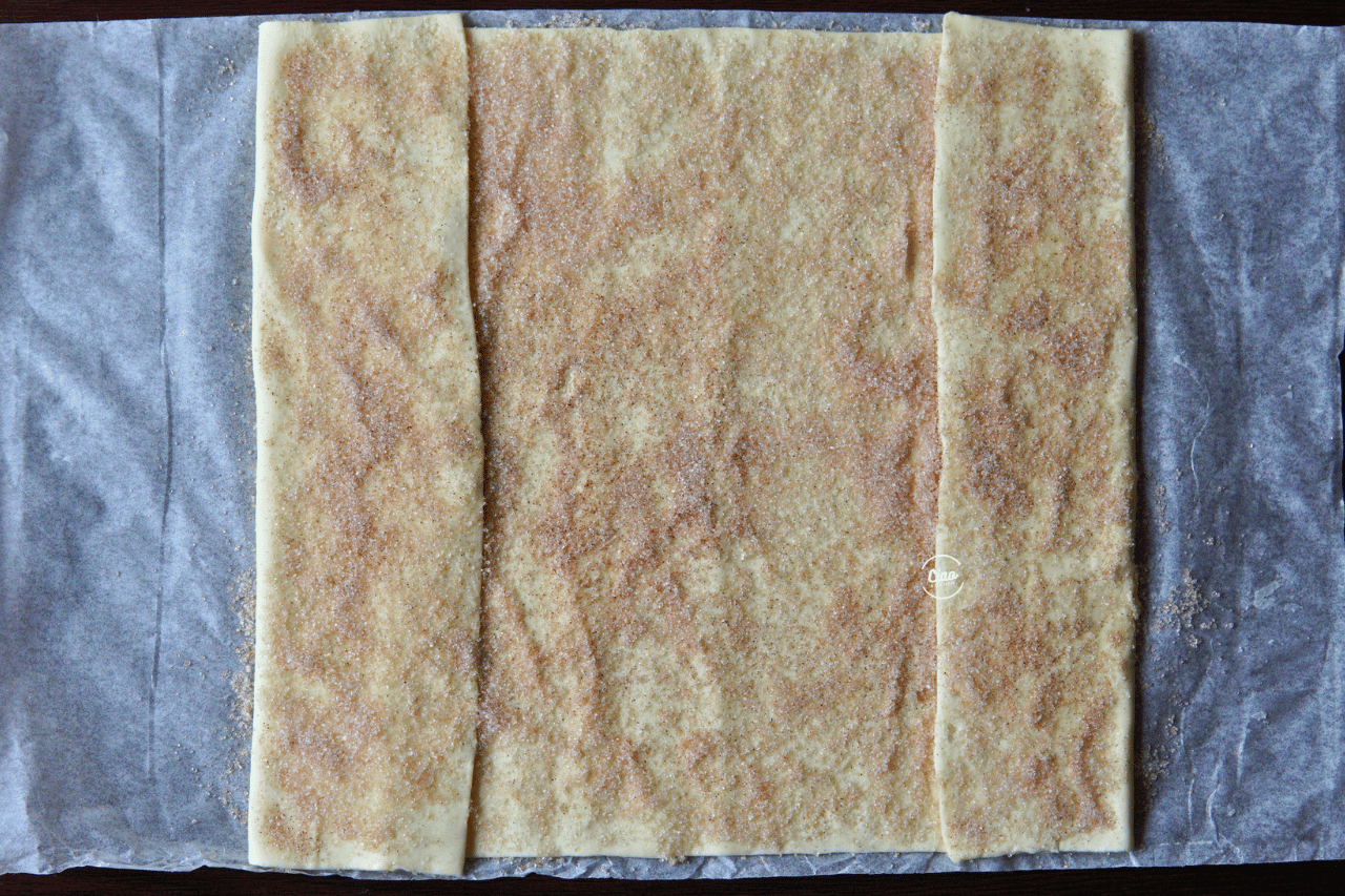 Lisnato testo preklopljeno sa obe strane ka unutra, Folded sides of puff pastry towards the center