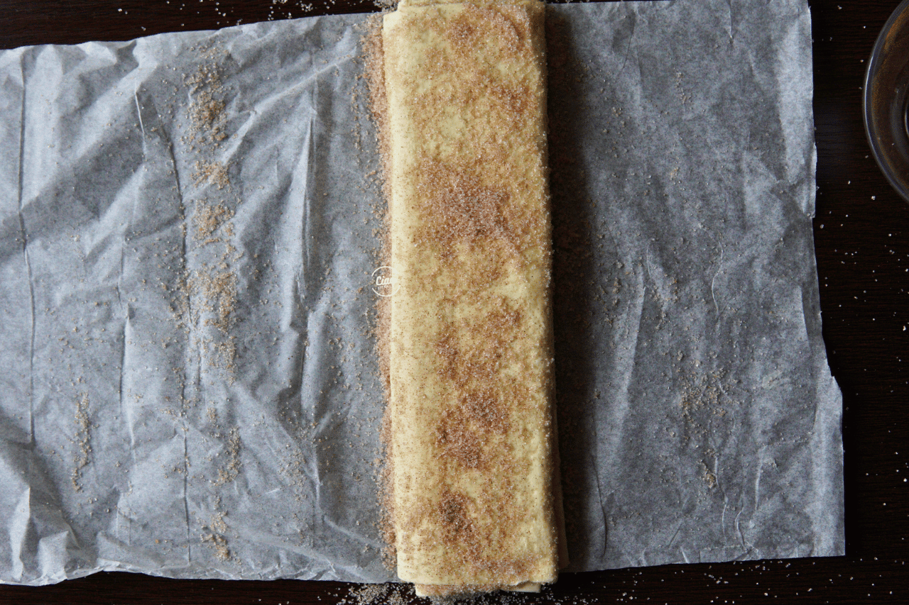 Preklopljeno lisnato testo posuto mešavinom šećera i cimeta, Folded puff pastry sprinkled with cinnamon sugar mixture