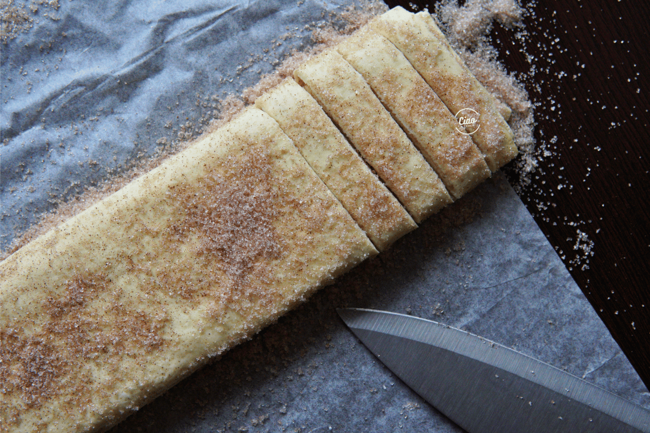 Isečeno lisnato testo i nož na stolu, Cut puff pastry and knife on table