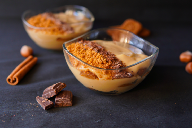 Puding od karamele i spekulus keks u ciniji, Caramel pudding and spekulus bisquit in a glass bowl