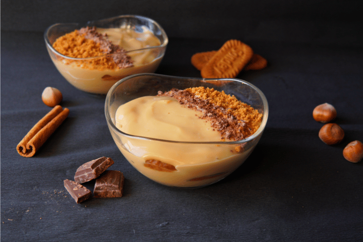 Puding od karamele i spekulus keks u ciniji, Caramel pudding and spekulus bisquit in a glass bowl