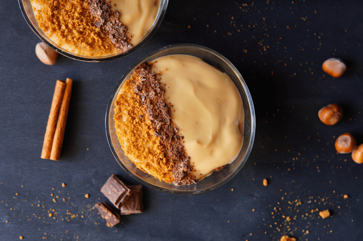 Puding od karamele i spekulus keks u ciniji, Caramel pudding and spekulus bisquit in a glass bowl