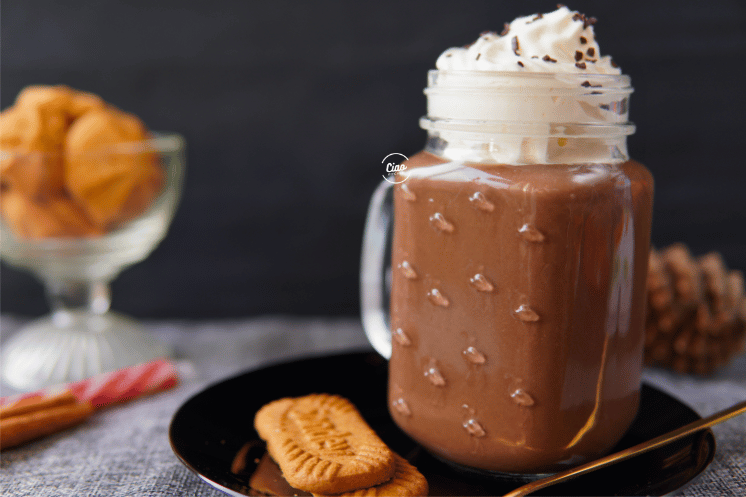 Topla cokolada u staklenoj casi i keks, Hot chocolate in glass jar and cookies