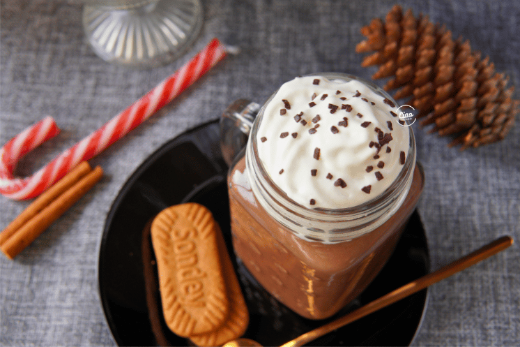 Topla cokolada u staklenoj casi i keks, Hot chocolate in glass jar and cookies