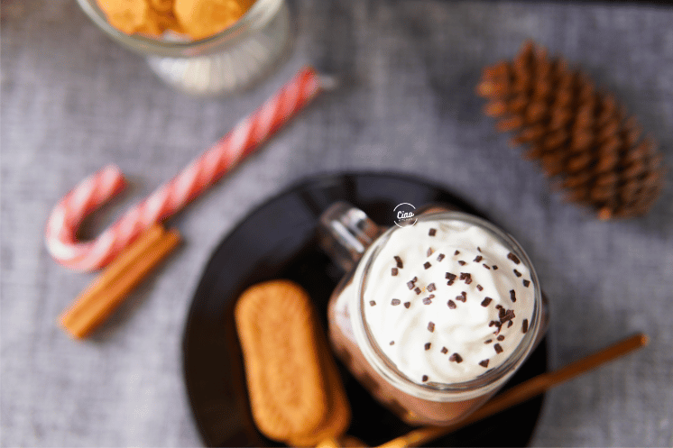 Topla cokolada u staklenoj casi i keks odozgo, Hot chocolate in glass jar and cookies from above