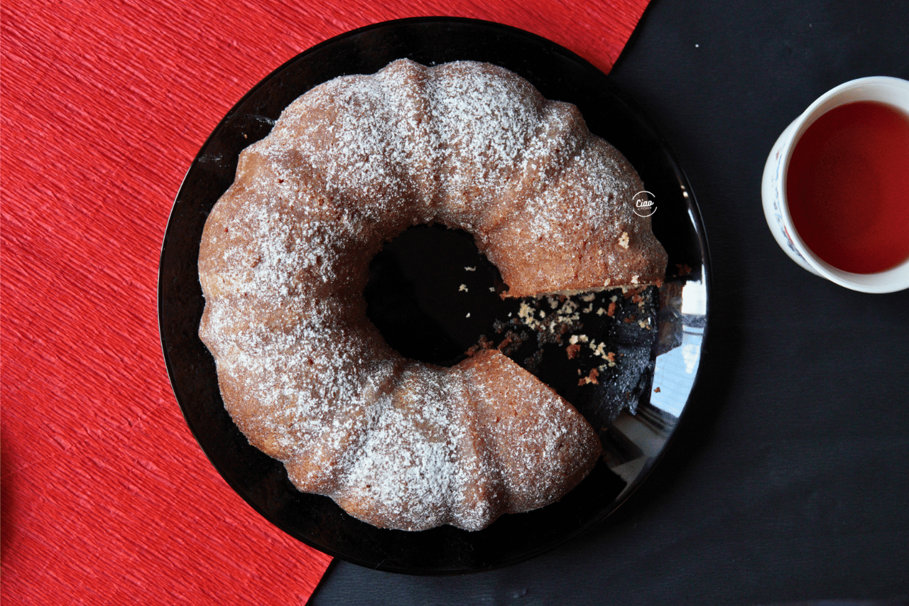 Kuglof na crnom tanjiru i šoljica čaja, Kuglof on black plate and cup of tea